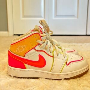 Jordan 1 Mid Edge Glow (GS) size 4.5